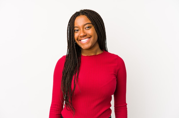 Jeune femme afro-américaine isolée heureuse, souriante et joyeuse.