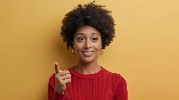 Jeune femme afro-américaine isolée sur le mur jaune expression faciale