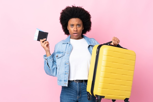 Jeune Femme Afro-américaine Isolée Sur Rose Malheureux En Vacances Avec Valise Et Passeport