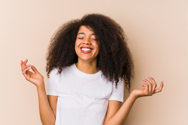 Jeune femme afro-américaine joyeuse en riant beaucoup. Concept de bonheur.