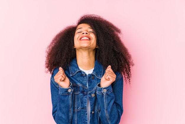 Jeune femme afro-américaine levant le poing, se sentant heureuse et réussie. Concept de victoire.