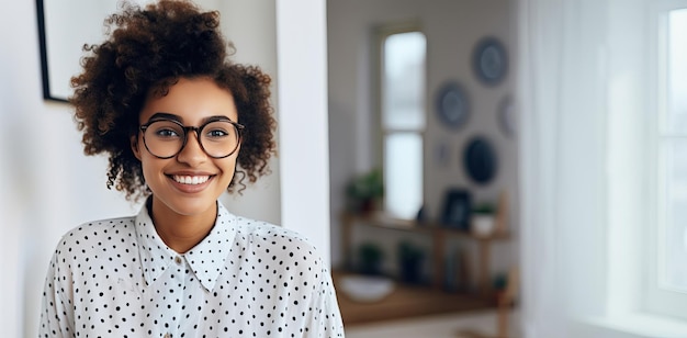 Une jeune femme afro-américaine à la maison avec espace de copie