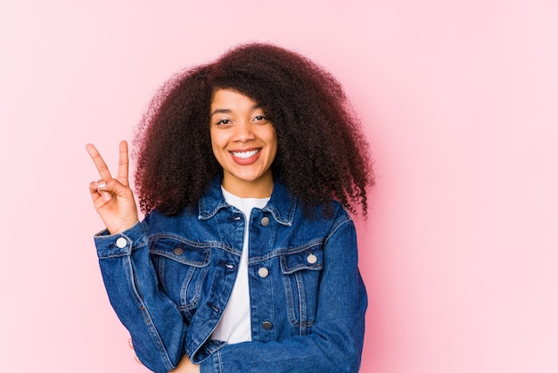 Jeune femme afro-américaine montrant le numéro deux avec les doigts.