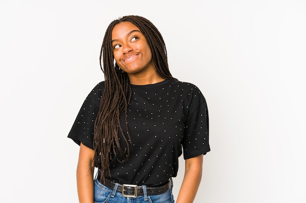 Photo jeune femme afro-américaine sur mur blanc rêvant d'atteindre les buts et objectifs