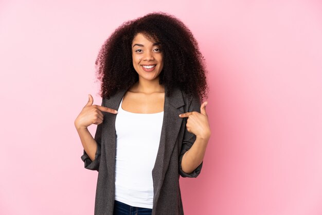 Jeune femme afro-américaine sur le mur, fière et satisfaite