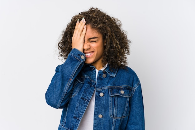 Jeune femme afro-américaine oubliant quelque chose, giflant le front avec la paume et fermant les yeux.