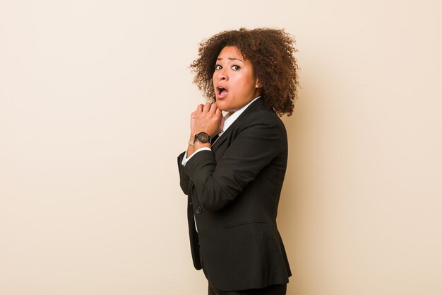 Jeune femme afro-américaine peur et peur.