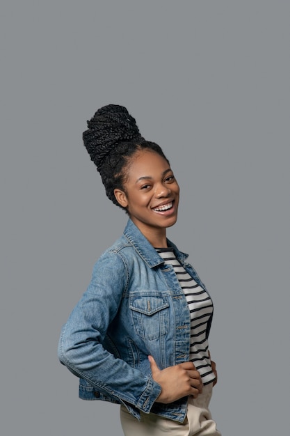 Jeune femme afro-américaine. Photo d'une femme à la peau foncée avec un chignon