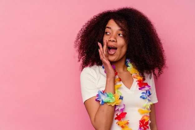 Une jeune femme afro-américaine portant un truc hawaïen dit une nouvelle secrète de freinage à chaud et regarde de côté