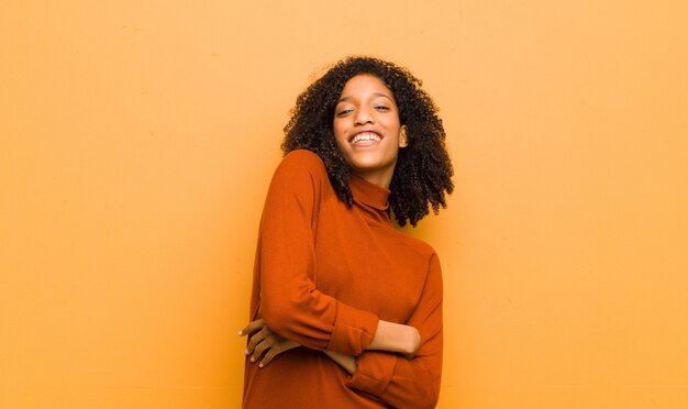 jeune, femme afro-américaine, poser, quoique, bras croisés