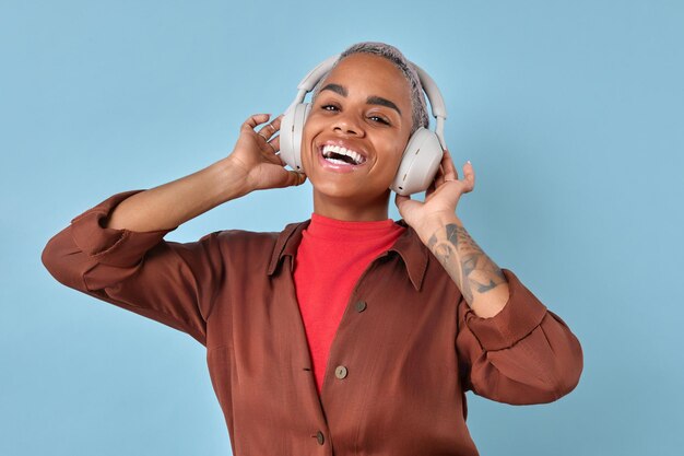 Photo une jeune femme afro-américaine qui utilise des écouteurs pour écouter un podcast éducatif