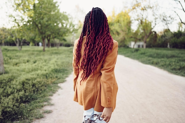 Jeune femme afro-américaine se promenant dans un parc