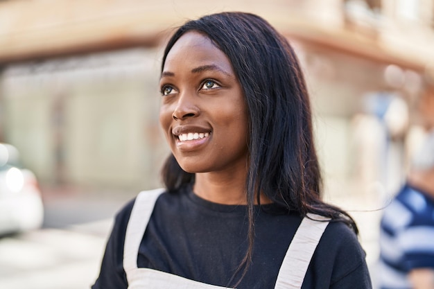 Jeune femme afro-américaine souriante confiante debout dans la rue