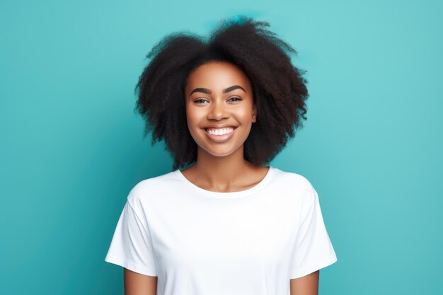 Une jeune femme afro-américaine souriante et portant un t-shirt blanc sur un fond turquoise