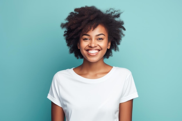 Une jeune femme afro-américaine souriante et portant un t-shirt blanc sur un fond turquoise