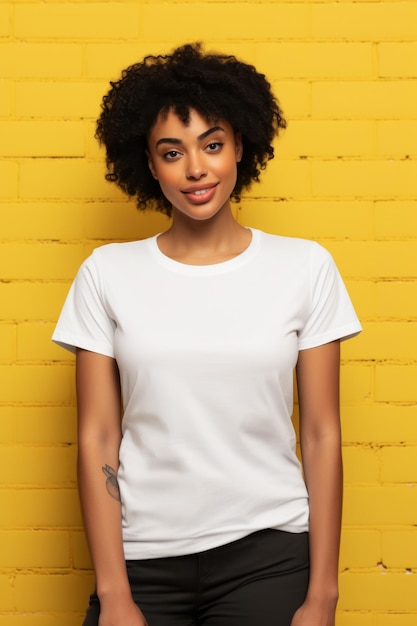 Jeune femme afro-américaine en t-shirt blanc sur fond de mur de brique jaune IA générative