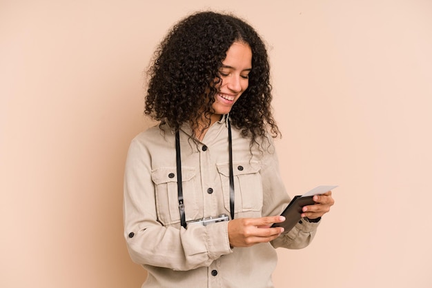 Jeune femme afro-américaine tenant des billets pour les vacances