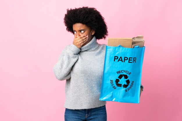 Jeune femme afro-américaine tenant un sac de recyclage