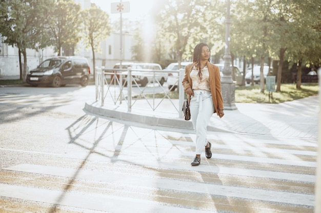 Jeune femme afro-américaine traversant la rue