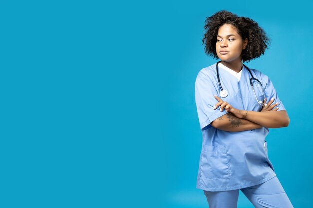 Une jeune femme afro-américaine en uniforme de médecin