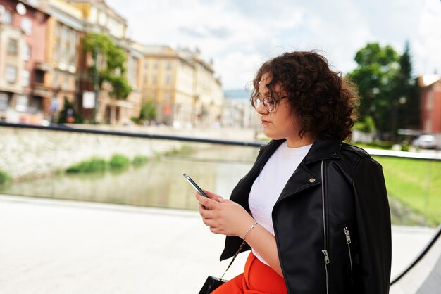 Jeune femme afro belle à l'aide d'un téléphone intelligent pour les achats en ligne d'affaires transférer de l'argent banque internet financière