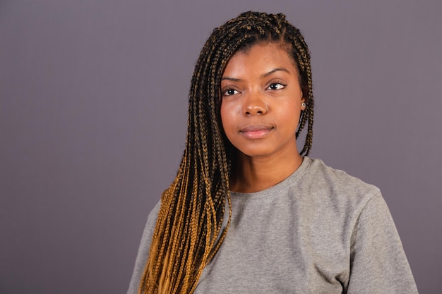 Jeune femme afro brésilienne au look neutre