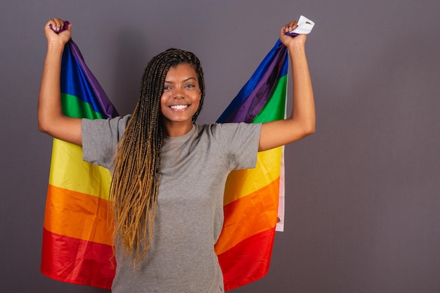 Jeune femme afro-brésilienne portant un drapeau comme une cape LGBT LGBTQ diversité et égalité des sexes