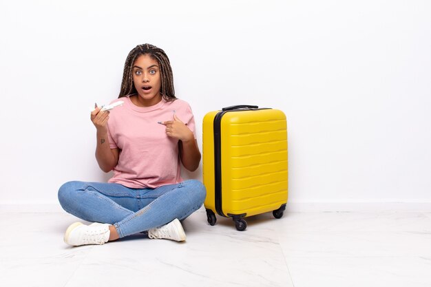 Jeune Femme Afro à La Choqué Et Surpris Avec La Bouche Grande Ouverte, Pointant Vers Soi. Concept De Vacances