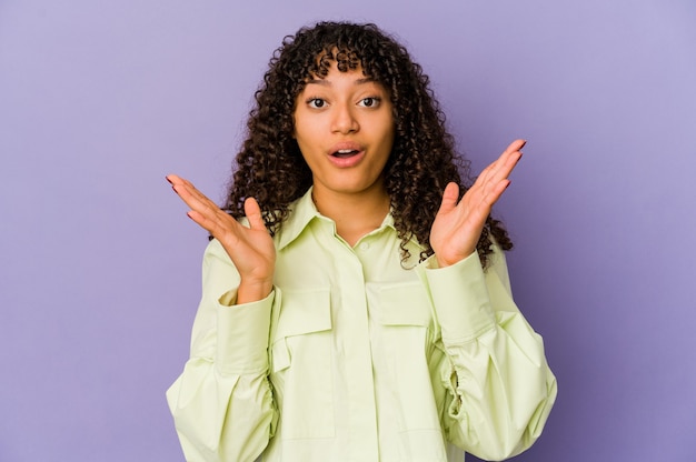 Jeune femme afro isolée surprise et choquée