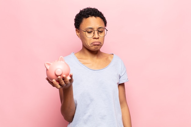 Jeune femme afro noire se sentant triste et pleurnichard avec un regard malheureux, pleurant avec une attitude négative et frustrée