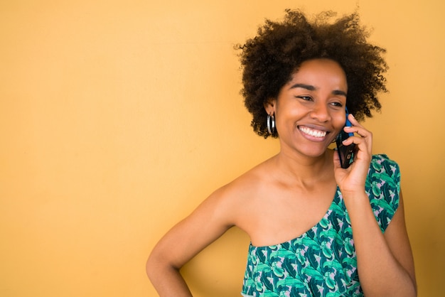 Jeune femme afro, parler au téléphone