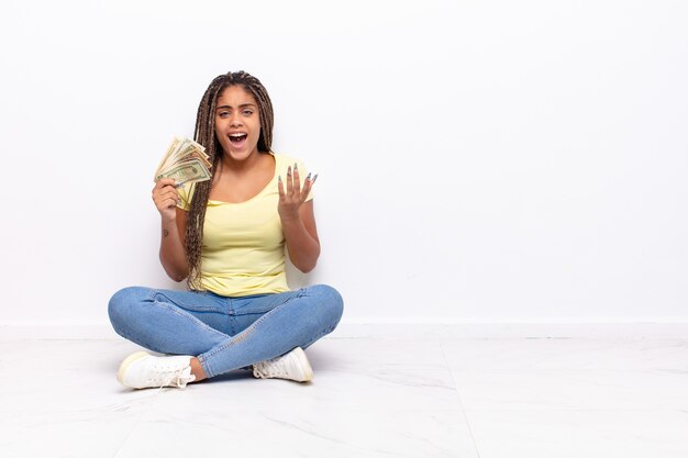 Jeune femme afro à la recherche désespérée et frustrée