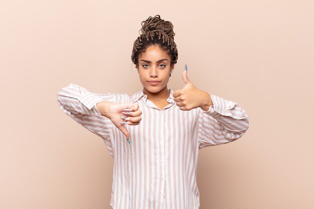 Photo jeune femme afro se sentant confuse, désemparée et incertaine