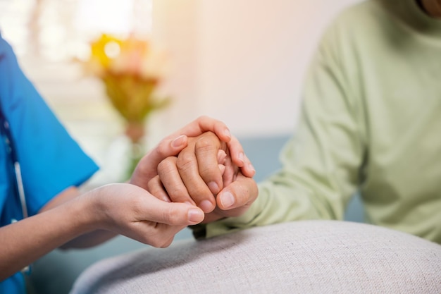 Photo jeune femme aidant à tenir la main en offrant son homme âgé