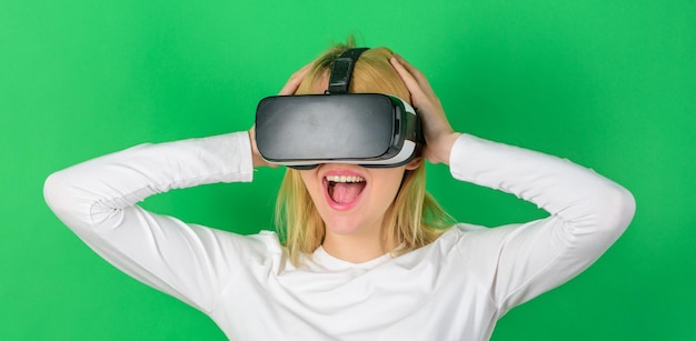 Jeune femme à l'aide d'un casque de réalité virtuelle avec des lignes de réseau conceptuelles Femme d'affaires souriante excitée portant des lunettes de réalité virtuelle