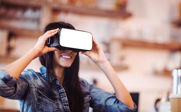 Jeune femme à l'aide du casque de réalité virtuelle