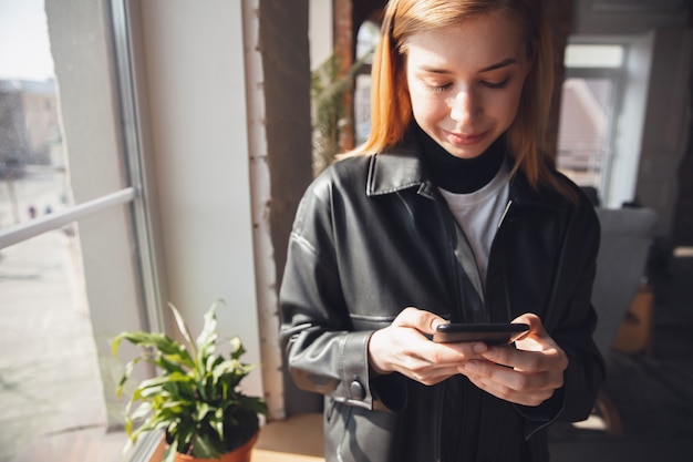 Photo jeune femme à l'aide de gadgets achats en ligne