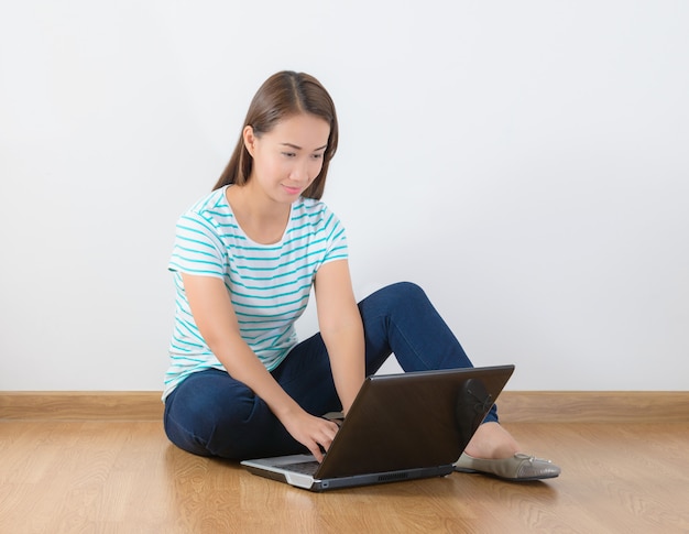 Jeune femme à l'aide d'un ordinateur portable