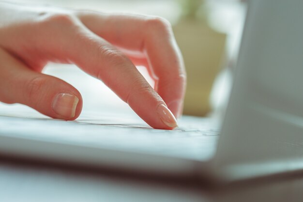 Jeune femme à l&#39;aide d&#39;un ordinateur portable