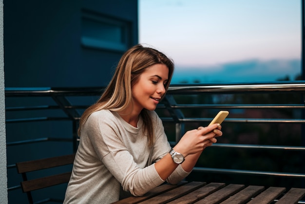 Jeune femme à l&#39;aide de smartphone dans la nuit.