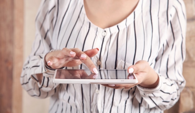 Jeune femme à l'aide de tablette numérique.