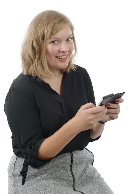 Jeune femme à l'aide d'un téléphone, blanc