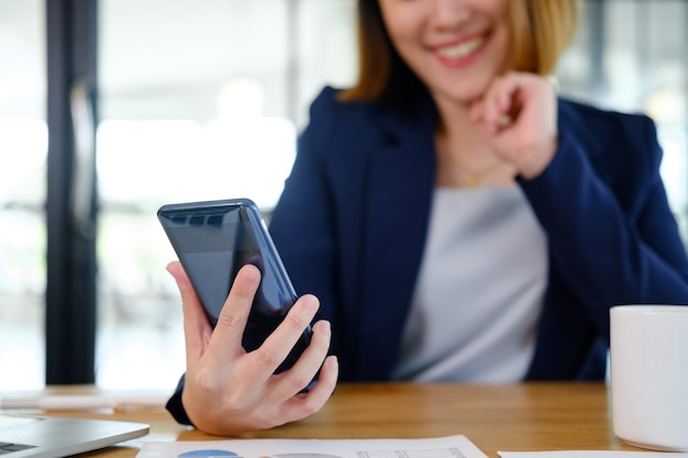 Jeune femme à l'aide d'un téléphone portable