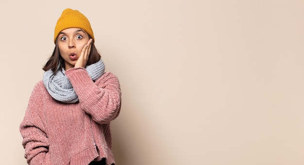 Jeune femme à l'air agacée et malade de votre attitude, en disant assez! les mains croisées devant vous disant d'arrêter