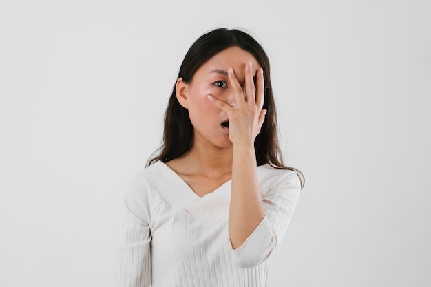 Photo jeune femme a l'air choqué