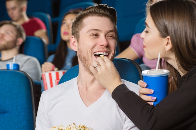 jeune femme, alimentation, elle, gai, rire, homme, à, pop-corn, à, les, cinéma