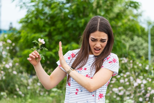 Photo jeune femme avec des allergies au pollen et à l'herbe