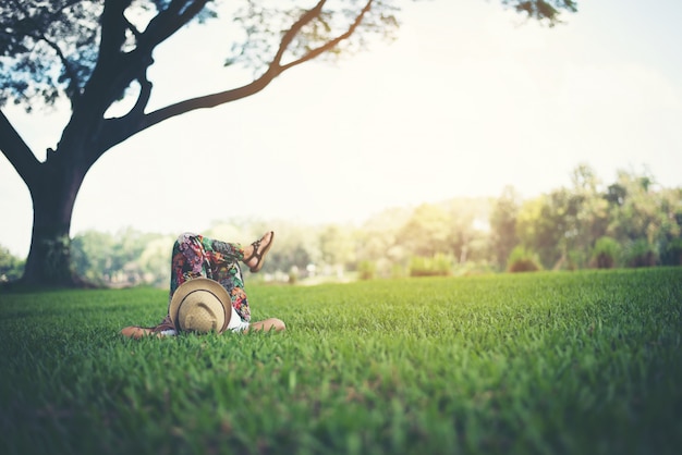 Jeune femme allongée sur l&#39;herbe. temps de repos.