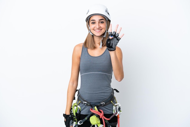 Jeune femme d'alpiniste isolée sur fond blanc heureuse et comptant quatre avec les doigts