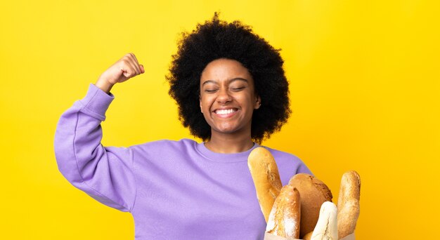 Jeune, femme américaine africaine, acheter quelque chose, pain